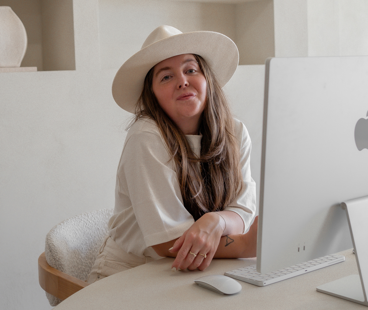 louisa computer tafel hoed heeft aandacht voor